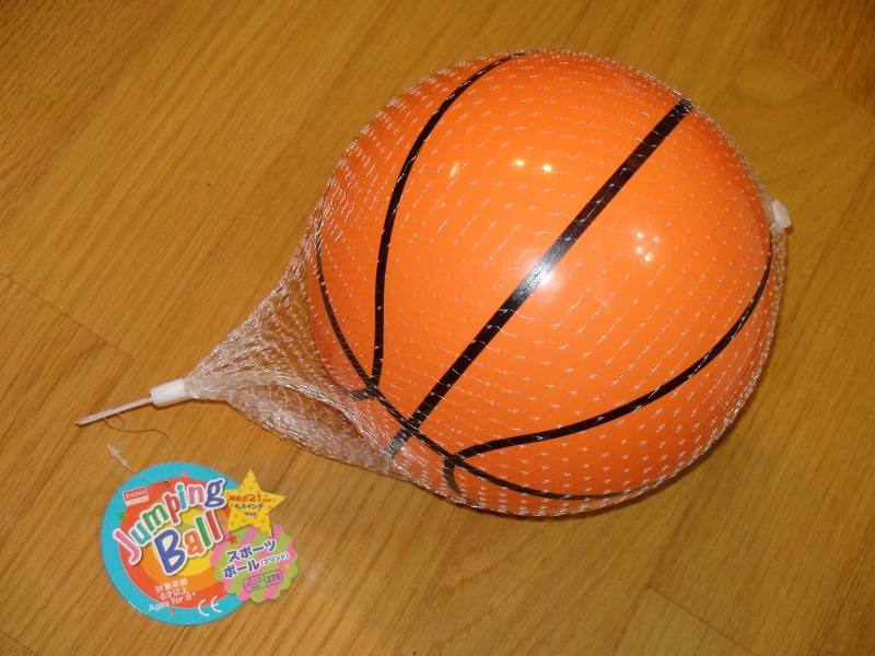 ダイソー 子供用柔らかいバスケットボール 室内用